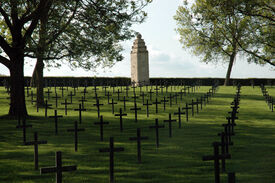 cimetière allemand (Mémorial au fond)