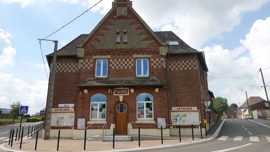 Mairie actuelle après travaux d'accès bâtiment, rond-point et trottoirs